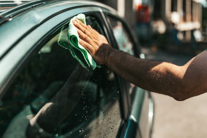 czyszczenie szyby samochodowej